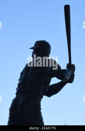 Milwaukee, Wisconsin, États-Unis. 22 janvier 2021. Reporters et fans sont venus à American Family Field (connu sous le nom de Miller Park jusqu'à cette année) à Milwaukee après le grand baseball Hank Aaron est mort à Atlanta le 22 janvier 2021. Il avait 86 ans. Une statue d'Aaron est en face du stade. Aaron a joué dans le stade du comté de Milwaukee, qui a été démoli quand l'American Family Field a été construit à côté, pour les Milwaukee Braves et les Milwaukee Brewers. Il a été le premier joueur à battre le record de carrière à domicile de Babe Ruthâ‚ â„ â â ans. (Image de crédit : © Mark HertzbergZUMA Wire) Banque D'Images