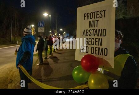 22 janvier 2021, Brandebourg, Rüdersdorf: Lors d'une manifestation contre une manifestation de l'AfD Brandenburg, un participant porte une affiche avec l'inscription ''protestation à distance contre la démo de l'AfD''. Photo: Christophe GATEAU/dpa Banque D'Images