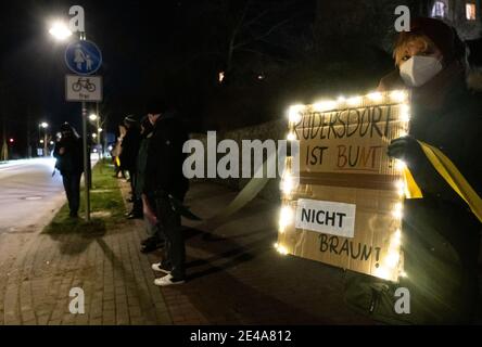 22 janvier 2021, Brandebourg, Rüdersdorf: Lors d'une manifestation contre une manifestation de l'AfD Brandenburg, un participant porte une affiche avec l'inscription "Rüdersdorf est coloré, pas marron". Photo: Christophe GATEAU/dpa Banque D'Images