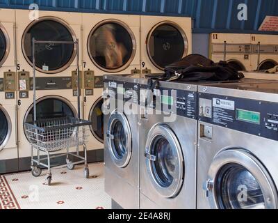 LA NOUVELLE-ORLÉANS, LA - 5 DÉCEMBRE 2013 : lave-linge et sèche-linge dans la laverie automatique Banque D'Images