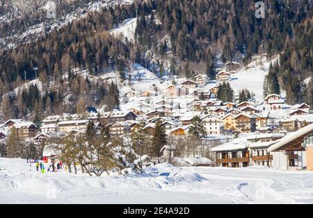 La ville alpine de Forni di Sopra couverte par Neige dans la région italienne de Friuli Venezia Giulia (janvier 2021) Banque D'Images