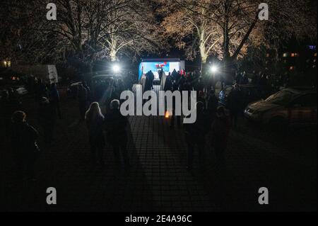 22 janvier 2021, Brandebourg, Rüdersdorf: Des manifestants se tiennent dans un parking lors d'une manifestation de l'AfD Brandenburg contre les mesures du gouvernement de l'État pour contenir la pandémie de Corona. Photo: Christophe GATEAU/dpa Banque D'Images