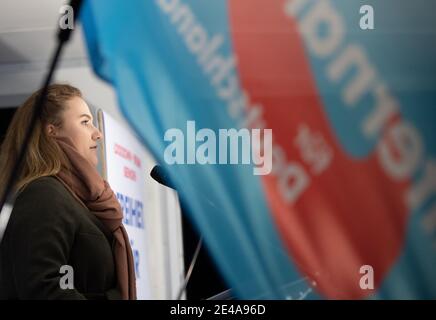 22 janvier 2021, Brandebourg, Rüdersdorf: Anna Leisten, vice-présidente de la Young alternatives Brandenburg, s'exprime lors d'une manifestation de l'AfD Brandenburg contre les mesures du gouvernement de l'État pour contenir la pandémie de Corona. Photo: Christophe GATEAU/dpa Banque D'Images