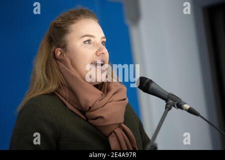 22 janvier 2021, Brandebourg, Rüdersdorf: Anna Leisten, vice-présidente de la Young alternatives Brandenburg, s'exprime lors d'une manifestation de l'AfD Brandenburg contre les mesures du gouvernement de l'État pour contenir la pandémie de Corona. Photo: Christophe GATEAU/dpa Banque D'Images