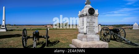 Monument à Battery B, première artillerie légère de New York avec le 1er monument d'infanterie du Minnesota en arrière-plan, parc militaire national de Gettysburg, Gettysburg, Pennsylvanie, États-Unis Banque D'Images