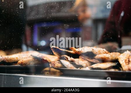 Poisson frit en gros plan sur un comptoir de cuisine de rue. Banque D'Images