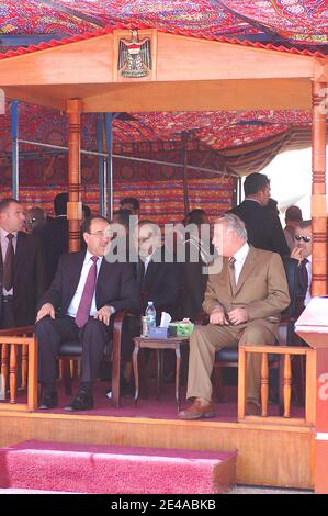 Le Premier ministre Nouri al-Maliki, le ministre de la Défense Abd al-Qadir et le ministre de l'intérieur Jawad al-Bolani examinent les forces de sécurité irakiennes qui ont été passées en revue pour représenter les dirigeants militaires, policiers et civils irakiens à Bagdad, en Irak, le 30 juin 2009. Photo par Tommy Avilucea/DOD via ABACAPRESS.COM Banque D'Images