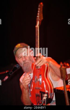 LA chanteuse AMÉRICAINE Seasick Steve se produit en direct sur scène lors de la 21ème édition du festival de musique 'Inrocks', à Paris, en France, le 15 novembre 2008. Photo de DS/ABACAPRESS.COM Banque D'Images