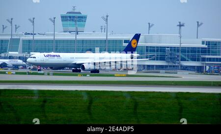 MUNICH, ALLEMAGNE - 11 OCTOBRE 2015 : Lufthansa Airbus A330-300 train de passagers à l'aéroport de Munich MUC Banque D'Images