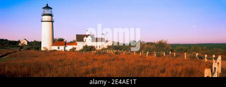 Phare dans le champ, Highland Light, Cape Cod National Seashore, North Truro, Cape Cod, comté de Barnstable, Massachusetts, États-Unis Banque D'Images