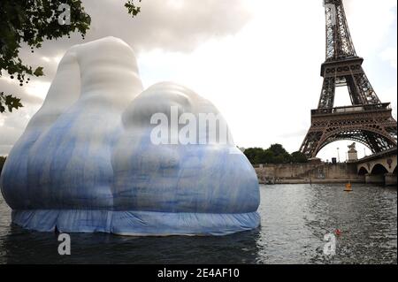 Un iceberg géant est exposé sur la Seine à côté de la tour Eiffel, dans le cadre d'une campagne médiatique de Greenpeace pour attirer l'attention sur le changement climatique, à Paris, en France, le 7 juillet 2009. Photo par Ammar Abd Rabbo/ABACAPRESS.COM Banque D'Images