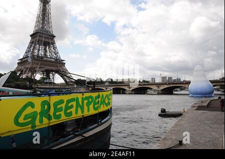 Un iceberg géant est exposé sur la Seine à côté de la tour Eiffel, dans le cadre d'une campagne médiatique de Greenpeace pour attirer l'attention sur le changement climatique, à Paris, en France, le 7 juillet 2009. Photo par Ammar Abd Rabbo/ABACAPRESS.COM Banque D'Images