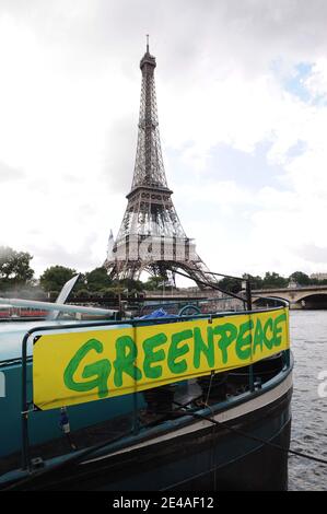Un iceberg géant est exposé sur la Seine à côté de la tour Eiffel, dans le cadre d'une campagne médiatique de Greenpeace pour attirer l'attention sur le changement climatique, à Paris, en France, le 7 juillet 2009. Photo par Ammar Abd Rabbo/ABACAPRESS.COM Banque D'Images