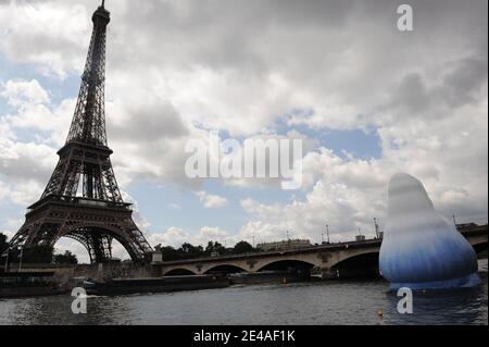 Un iceberg géant est exposé sur la Seine à côté de la tour Eiffel, dans le cadre d'une campagne médiatique de Greenpeace pour attirer l'attention sur le changement climatique, à Paris, en France, le 7 juillet 2009. Photo par Ammar Abd Rabbo/ABACAPRESS.COM Banque D'Images