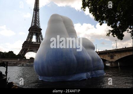 Un iceberg géant est exposé sur la Seine à côté de la tour Eiffel, dans le cadre d'une campagne médiatique de Greenpeace pour attirer l'attention sur le changement climatique, à Paris, en France, le 7 juillet 2009. Photo par Ammar Abd Rabbo/ABACAPRESS.COM Banque D'Images