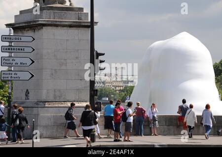 Un iceberg géant est exposé sur la Seine, dans le cadre d'une campagne médiatique menée par Greenpeace pour attirer l'attention sur le changement climatique, à Paris, en France, le 7 juillet 2009. Photo par Ammar Abd Rabbo/ABACAPRESS.COM Banque D'Images