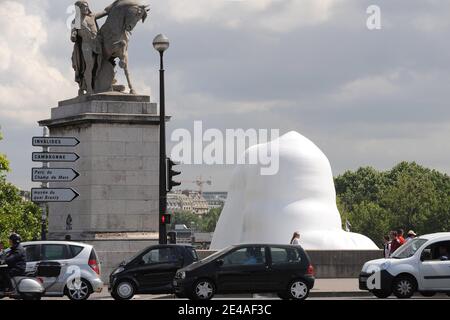 Un iceberg géant est exposé sur la Seine, dans le cadre d'une campagne médiatique menée par Greenpeace pour attirer l'attention sur le changement climatique, à Paris, en France, le 7 juillet 2009. Photo par Ammar Abd Rabbo/ABACAPRESS.COM Banque D'Images