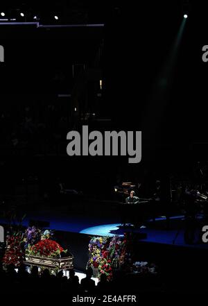 Le musicien Stevie Wonder se produit lors du service commémoratif de Michael Jackson au Staples Center de Los Angeles, Californie, États-Unis, le 7 juillet 2009. Photo de la piscine par Kevork Djansezian/Getty/PA-ABACAPRESS.COM (en photo : Stevie Wonder) Banque D'Images