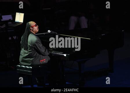 Le musicien Stevie Wonder se produit lors du service commémoratif de Michael Jackson au Staples Center de Los Angeles, Californie, États-Unis, le 7 juillet 2009. Photo de la piscine par Mario Anzuoni/Reuters/PA-ABACAPRESS.COM (photo: Stevie Wonder) Banque D'Images