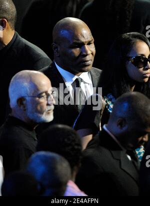 Mike Tyson, ancien boxeur de poids lourd, participe au service commémoratif de Michael Jackson au Staples Center de Los Angeles, Californie, États-Unis, le 7 juillet 2009. Photo de la piscine par Kevork Djansezian/Getty/PA-ABACAPRESS.COM (en photo : Mike Tyson) Banque D'Images