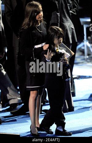 Paris Katherine Jackson (L) et Prince Michael Jackson II (alias Blanket) en scène lors du service commémoratif de Michael Jackson au Staples Center de Los Angeles, CA, États-Unis, le 7 juillet 2009. Photo de la piscine par Kevork Djansezian/Getty/PA-ABACAPRESS.COM (photo : Paris Jackson, Prince Michael Jackson II) Banque D'Images