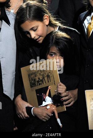 La fille de Michael Paris Jackson tient son frère le Prince Michael Jackson II (AKA Blanket) pendant le service commémoratif de Michael Jackson au Staples Center de Los Angeles, CA, Etats-Unis, le 7 juillet 2009. Photo de la piscine par Gabriel Bouys/AFP/PA-ABACAPRESS.COM (en photo : Paris Jackson, Prince Michael Jackson II) Banque D'Images