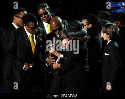 La famille Jackson soutient leur nièce Paris Katherine Jackson alors qu'elle atteint son sommet au service commémoratif de Michael Jackson au Staples Center de Los Angeles, CA, États-Unis, le 7 juillet 2009. Photo de la piscine par Kevork Djansezian/Getty/PA-ABACAPRESS.COM (en photo : Marlon Jackson, Tito Jackson, Jermaine Jackson, Randy Jackson, Paris Jackson, Rebbie Jackson, Janet Jackson, Prince Michael Jackson) Banque D'Images