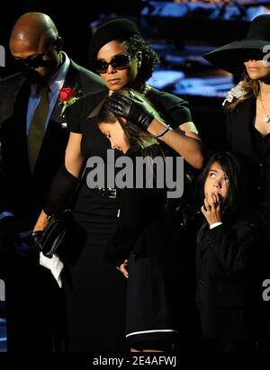 La famille Jackson est présente au service commémoratif de Michael Jackson au Staples Center de Los Angeles, Californie, États-Unis, le 7 juillet 2009. Photo de la piscine par Kevork Djansezian/Getty/PA-ABACAPRESS.COM (en photo : Randy Jackson, Janet Jackson, Paris Jackson, Prince Michael Jackson II, Lamoya Jackson) Banque D'Images