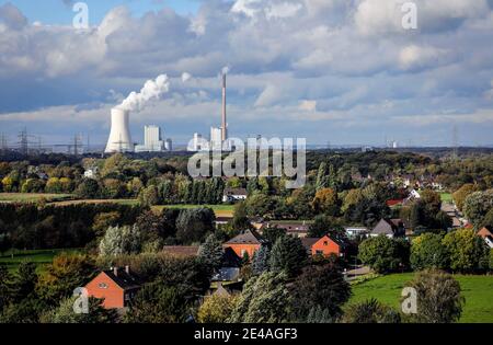 Oberhausen, région de la Ruhr, Rhénanie-du-Nord-Westphalie, Allemagne - paysage industriel, en face de maisons résidentielles à Oberhausen, derrière la centrale de chauffage STEAG Walsum à Duisburg-Walsum. Banque D'Images