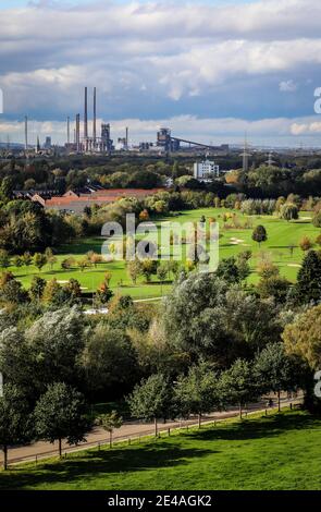 Oberhausen, région de la Ruhr, Rhénanie-du-Nord-Westphalie, Allemagne - paysage industriel, terrain de golf de face depuis le Golfclub Roettgersbach à Oberhausen, à l'arrière ThyssenKrupp Steel à Duisburg-Marxloh. Banque D'Images