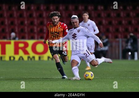 Stade Ciro Vigorito, Benevento, Italie, 22 janv. 2021, Armando Izzo (Torino FC) Perparim Hetemaj (Benevento Calcio) pendant la Serie UN match de football entre Benevento - Torino, Stadio Ciro Vigorto le 22 janvier 2021 à Benevento Italie pendant Benevento Calcio vs Torino FC, Football italien série A Match - photo Emmanuele Mastrodonato / LM Banque D'Images