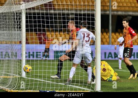 Stade Ciro Vigorito, Benevento, Italie, 22 janv. 2021, Kamil Glik (Benevento Calcio) Ricardo Rodriguez (Torino FC) pendant la série UN match de football entre Benevento - Torino, Stadio Ciro Vigorto le 22 janvier 2021 à Benevento Italie pendant Benevento Calcio vs Torino FC, Football italien série A Match - photo Emmanuele Mastrodonato / LM Banque D'Images