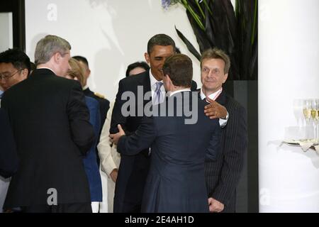 LE président AMÉRICAIN Barack Obama salue le président russe Dmitry Medvedev à l'occasion du sommet du G8 à l'école Guardia Di Finanza de Coppito, à l'Aquila, en Italie, le 8 juillet 2009. Photo de Romuald Meigneux/Pool/ABACAPRESS.COM Banque D'Images