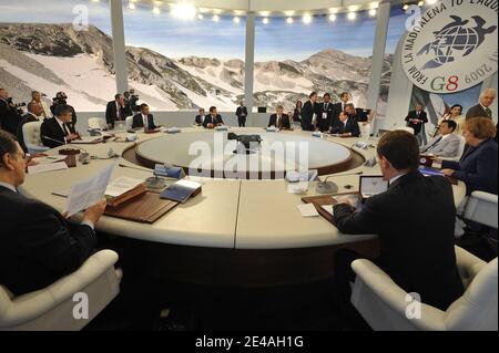 Le président français Nicolas Sarkozy, le président américain Barack Obama, le Premier ministre britannique Gordon Brown, le chef de la Commission européenne José Manuel Barroso, le président russe Dmitry Medvedev, la chancelière allemande Angela Merkel, le Premier ministre japonais Taro Aso, Le premier ministre italien Silvio Berlusconi et le premier ministre canadien Stephen Harper ont organisé une table ronde avec les dirigeants du groupe des nations du G8 au cours de leur sommet à l'école Guardia Di Finanza de Coppito, à l'Aquila, en Italie, le 8 juillet 2009. Photo par Elodie Gregoire/ABACAPRESS.COM Banque D'Images