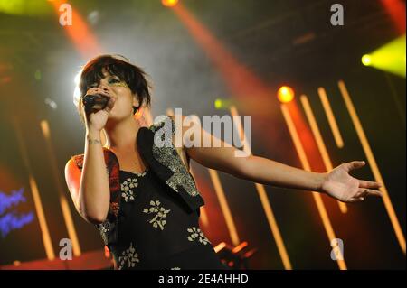 Lily Allen se produit au Montreux Jazz Festival à Montreux, Suisse, le 6 juillet 2009. Photo de Loona/ABACAPRESS.COM Banque D'Images