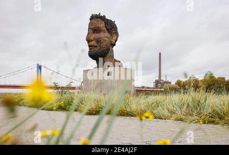 Duisburg, région de la Ruhr, Rhénanie-du-Nord-Westphalie, Allemagne - sculpture Echo des Poséidon par l'artiste Markus Luepertz, derrière la Friedrich-Ebert-Bruecke au-dessus du Rhin, l'île Mercator, le port de Duisburg, Ruhort Banque D'Images