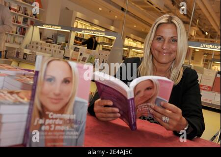 Sophie Fier signe son nouveau livre aux Galeries Lafayette à Paris, France, le 9 juillet 2009. Photo de Giancarlo Gorassini/ABACAPRESS.COM Banque D'Images