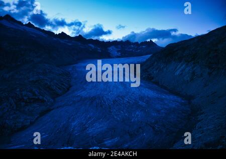 vue fantastique sur le grand glacier du rhône la nuit et les montagnes du canton du valais. Glace éternelle près du col de Furka, en Suisse. Point de vue Banque D'Images