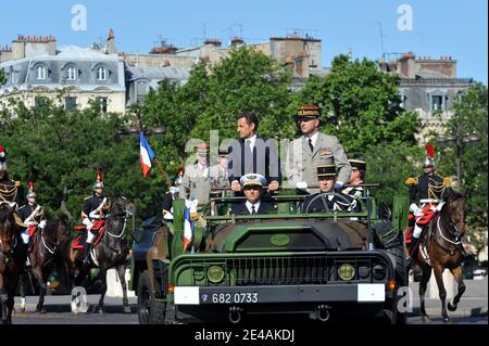 Le président français Nicolas Sarkozy, à côté du chef d'état-major de la Défense, le général Jean-Louis Georgelin, lors du défilé militaire sur les champs-Élysées dans le cadre des célébrations de la Bastille, à Paris, en France, le 14 juillet 2009. Les troupes indiennes sont présentes au défilé militaire français du 14 juillet, avec un détachement de 400 hommes qui s'est enorgueillit des champs-Élysées sous les yeux du Premier ministre Manmohan Singh. Photo de Mousse/ABACAPRESS.COM Banque D'Images