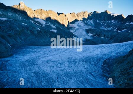 vue fantastique sur le grand glacier du rhône et les montagnes du canton du valais. Glace éternelle près du col de Furka, en Suisse. Point de vue. Matin Banque D'Images