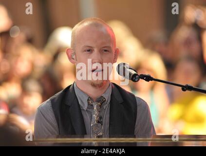 Isaac Slade, chanteur principal du groupe « The Fray », se produit le 13 juillet 2009 sur le concert « Today » de NBC au Rockfeller Center de New York City, NY, États-Unis. Photo de S.Vlasic/ABACAPRESS.COM (en photo : Isaac Slade, le Fray) Banque D'Images