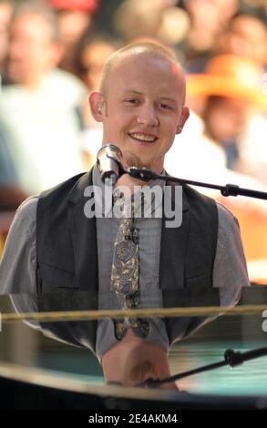 Isaac Slade, chanteur principal du groupe « The Fray », se produit le 13 juillet 2009 sur le concert « Today » de NBC au Rockfeller Center de New York City, NY, États-Unis. Photo de S.Vlasic/ABACAPRESS.COM (en photo : Isaac Slade, le Fray) Banque D'Images