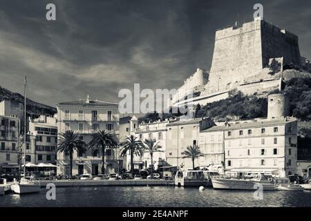 Ville au bord de l'eau, Bonifacio, Corse-du-Sud, Corse, France Banque D'Images