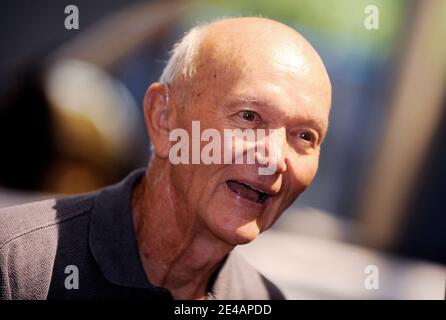 'L'astronaute Apollo Michael Collinsæsigns son livre ''40e édition anniversaire de porter le feu : les voyages d'un astronaute.'' au Air & Space Museum n Washington, DC, USA le 19 juillet 2009. Photo de Olivier Douliery/ABACAPRESS.COM (en photo : Michael Collins ) ' Banque D'Images