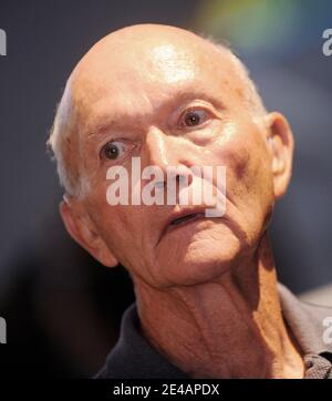 'L'astronaute Apollo Michael Collinsæsigns son livre ''40e édition anniversaire de porter le feu : les voyages d'un astronaute.'' au Air & Space Museum n Washington, DC, USA le 19 juillet 2009. Photo de Olivier Douliery/ABACAPRESS.COM (en photo : Michael Collins ) ' Banque D'Images