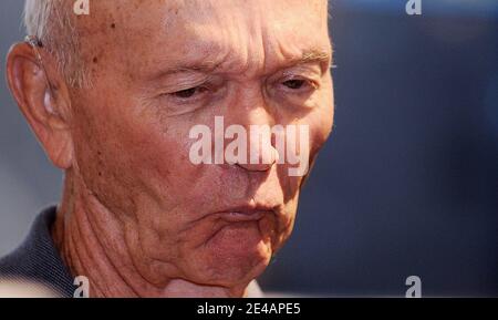 'L'astronaute Apollo Michael Collinsæsigns son livre ''40e édition anniversaire de porter le feu : les voyages d'un astronaute.'' au Air & Space Museum n Washington, DC, USA le 19 juillet 2009. Photo de Olivier Douliery/ABACAPRESS.COM (en photo : Michael Collins ) ' Banque D'Images