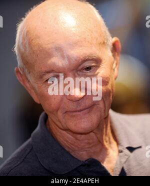 'L'astronaute Apollo Michael Collinsæsigns son livre ''40e édition anniversaire de porter le feu : les voyages d'un astronaute.'' au Air & Space Museum n Washington, DC, USA le 19 juillet 2009. Photo de Olivier Douliery/ABACAPRESS.COM (en photo : Michael Collins ) ' Banque D'Images