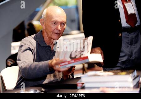 'L'astronaute Apollo Michael Collinsæsigns son livre ''40e édition anniversaire de porter le feu : les voyages d'un astronaute.'' au Air & Space Museum n Washington, DC, USA le 19 juillet 2009. Photo de Olivier Douliery/ABACAPRESS.COM (en photo : Michael Collins ) ' Banque D'Images