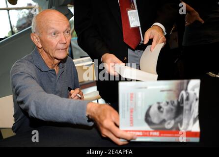 'L'astronaute Apollo Michael Collinsæsigns son livre ''40e édition anniversaire de porter le feu : les voyages d'un astronaute.'' au Air & Space Museum n Washington, DC, USA le 19 juillet 2009. Photo de Olivier Douliery/ABACAPRESS.COM (en photo : Michael Collins ) ' Banque D'Images