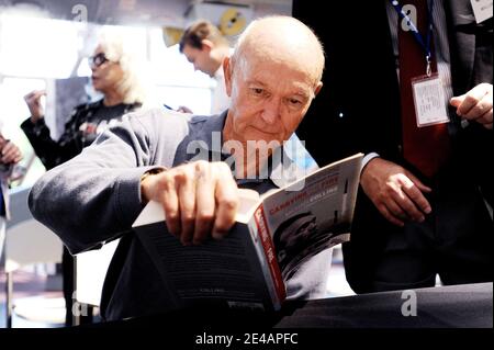 'L'astronaute Apollo Michael Collinsæsigns son livre ''40e édition anniversaire de porter le feu : les voyages d'un astronaute.'' au Air & Space Museum n Washington, DC, USA le 19 juillet 2009. Photo de Olivier Douliery/ABACAPRESS.COM (en photo : Michael Collins ) ' Banque D'Images